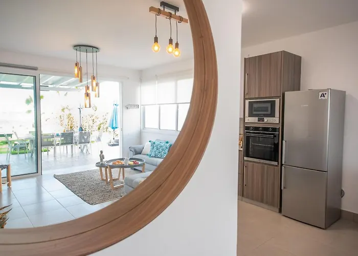 Villa Ayia Thekla Seafront Dagi *