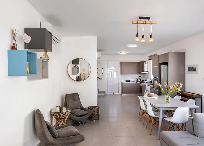 Villa Ayia Thekla Seafront Dagi *