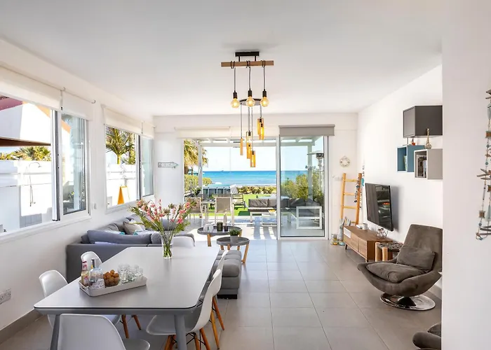 ヴィラ Ayia Thekla Seafront Dagi